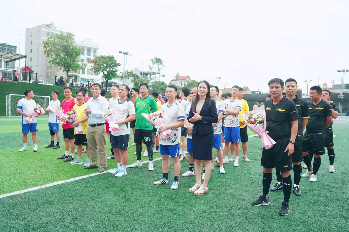 Ban to chuc giai tang hoa cho cac doi bong. Anh: Benh vien Bai Chay