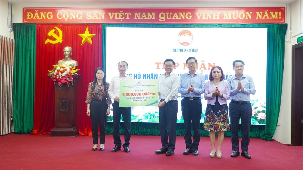 El Grupo Nacional de Industria y Energia de Vietnam entrega apoyo de 5 mil millones de VND a la ciudad de Hue para superar las consecuencias de los desastres naturales y las inundaciones. Foto: N. Hieu.