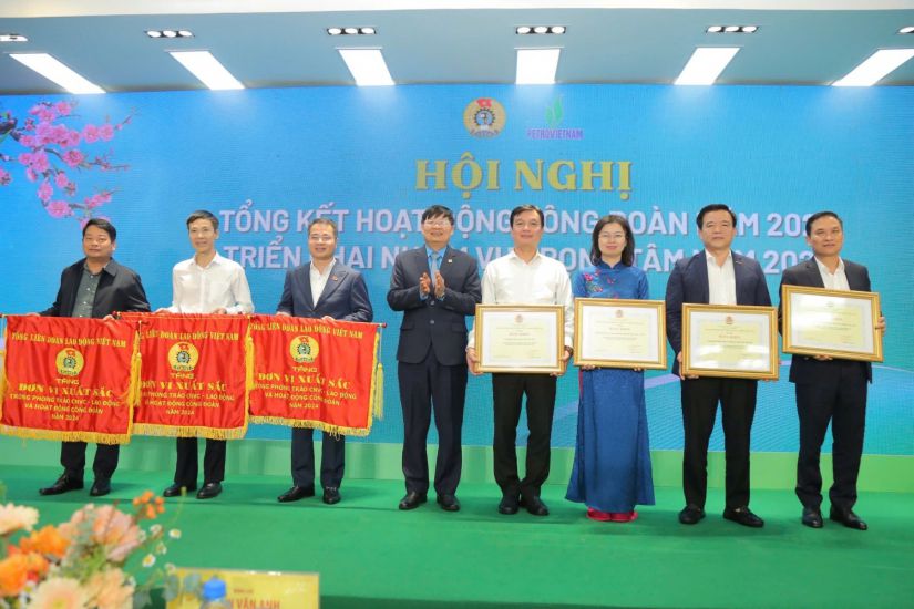 PVEP Trade Union was awarded a Certificate of Merit by the Vietnam General Confederation of Labor for its outstanding achievements in the emulation movement for good labor. Photo: An Vi