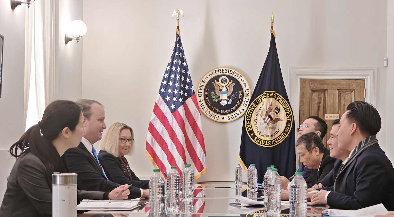 Thu truong Bo Cong Thuong, Pho Truong Doan dam phan Chinh phu Nguyen Sinh Nhat Tan lam viec voi Pho Dai dien Thuong mai Hoa Ky Rick Switzer khoi dong cac phien dam phan ky thuat. Anh: Bo Cong Thuong