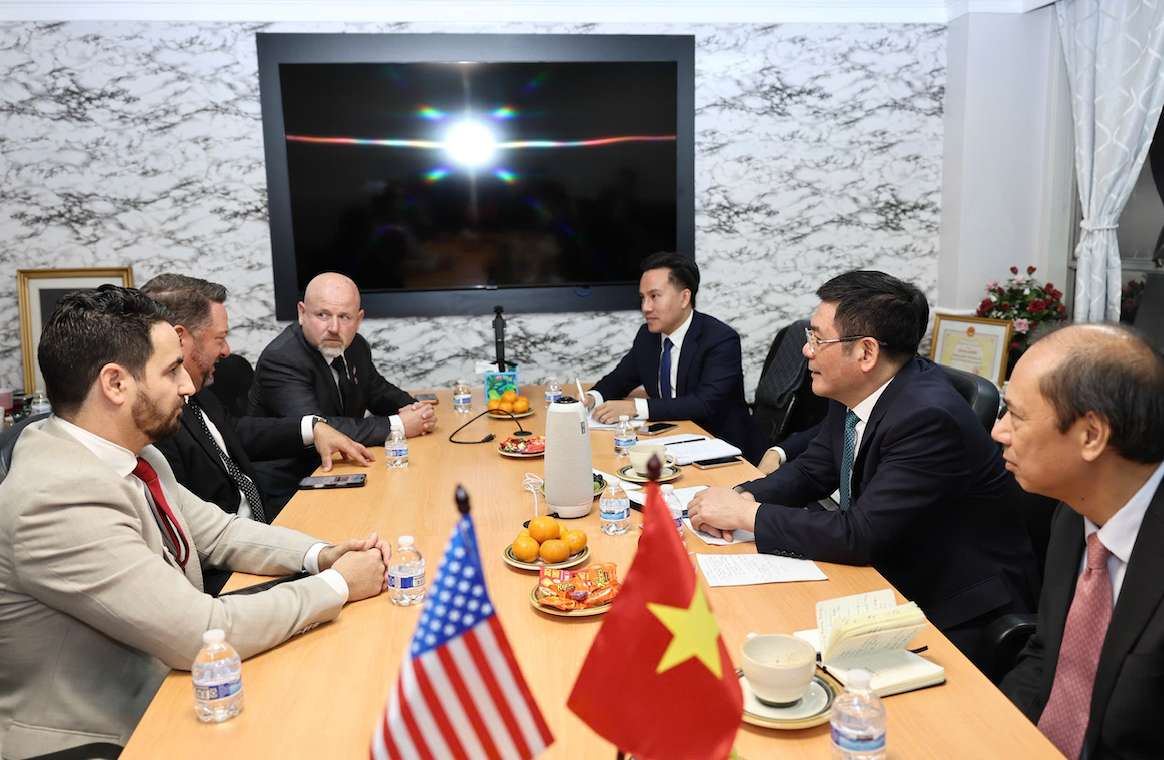 Bo truong Nguyen Hong Dien lam viec voi ong Joseph (Joe) Damond, Chu tich Toan cau Chinh sach Thuong mai Quoc te va Khoa hoc. Anh: Bo Cong Thuong.