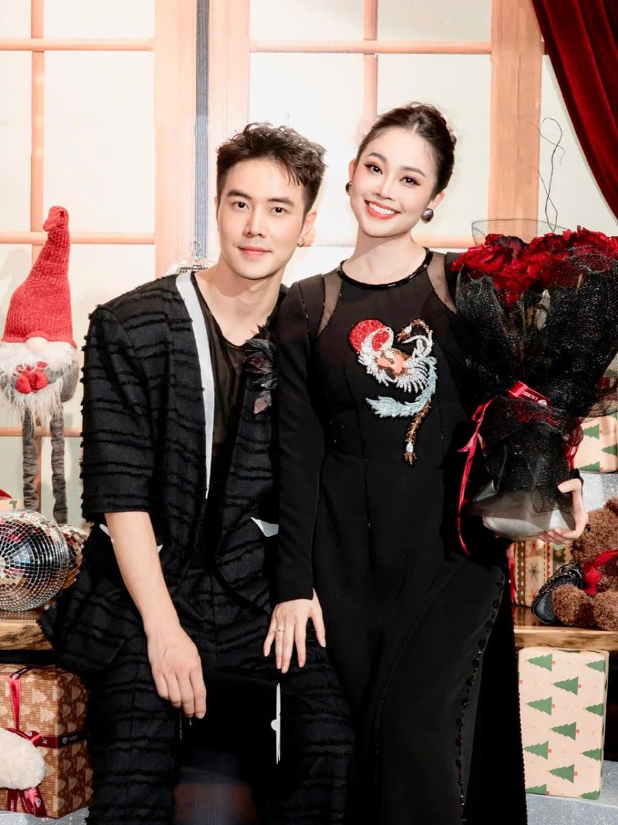 Actor Phung Duc Hieu with his wife - MC Thuy Linh. Photo: Provided by the artist