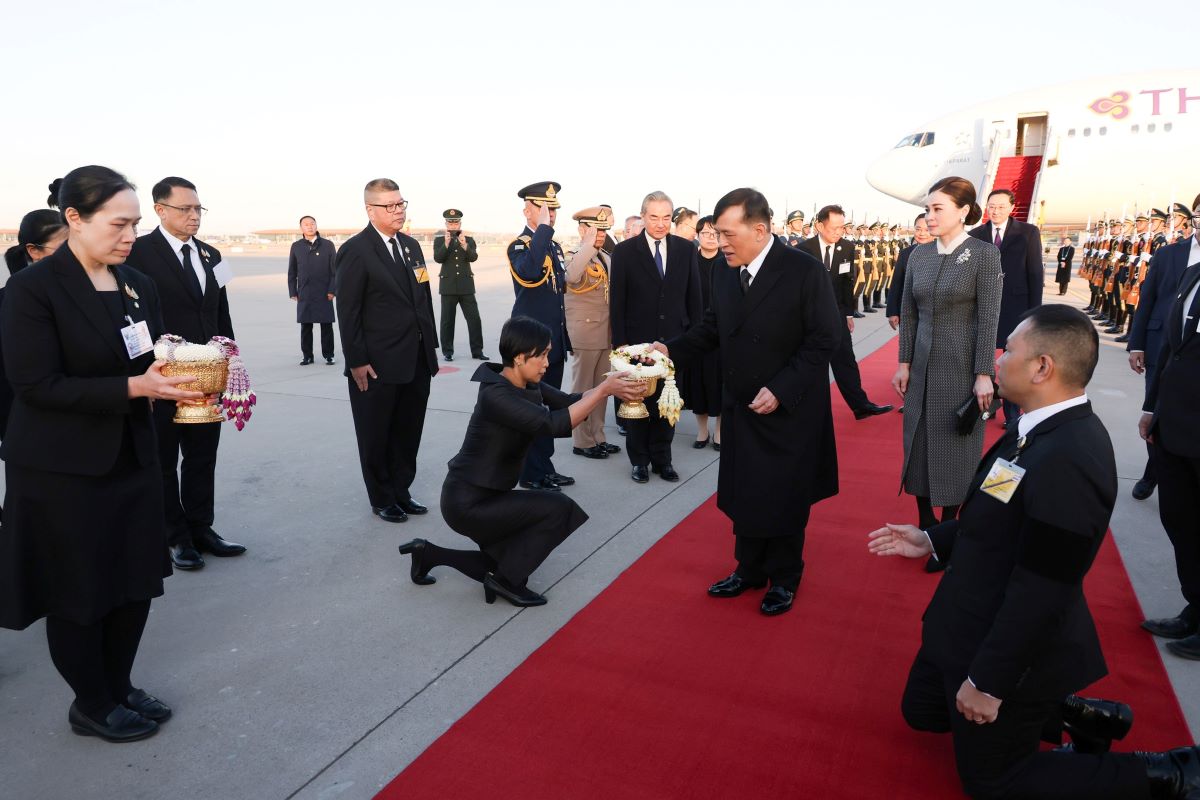 Le don Nha vua va Hoang hau Thai Lan tai san bay o Bac Kinh, Trung Quoc, chieu 13.11.2025. Anh: Cuc Quan he cong chung, Chinh phu Thai Lan