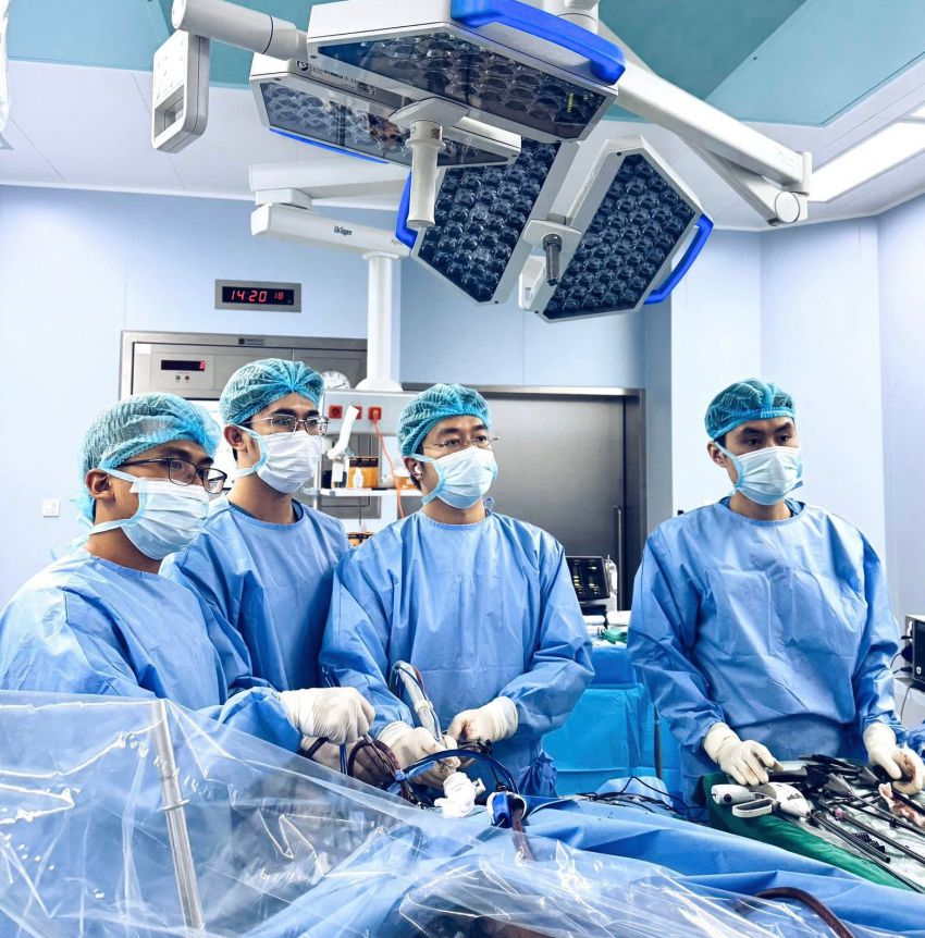 Dr. - Doctor Le Trung Hieu (2nd from right) and his colleagues performed endoscopic surgery to remove the right liver due to the application of fatty liver stones in the liver. Photo: Character provided