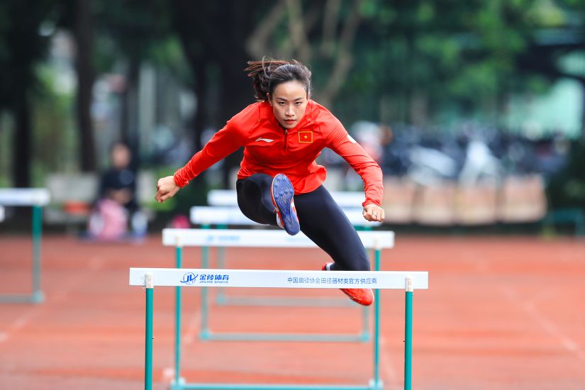 陸上競技チームは、SEA Games 33で金メダルを12個獲得すると、10億ドンの「熱い」ボーナスを受け取ることになる。写真: Minh Dan