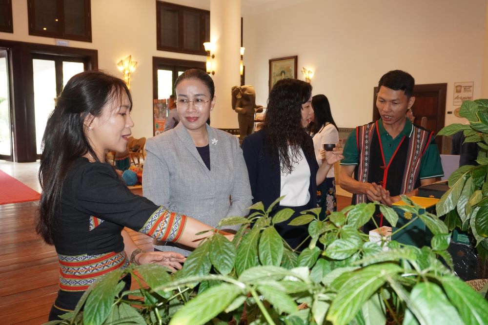 Quang ba Sam Ngoc Linh tai hoi thao. Anh: Tran Thi