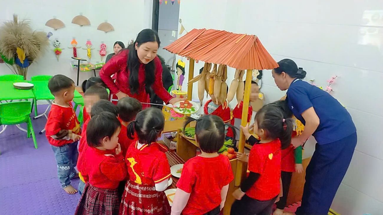 Ms. Phuong (left) during a class. Photo: Tran Tuan