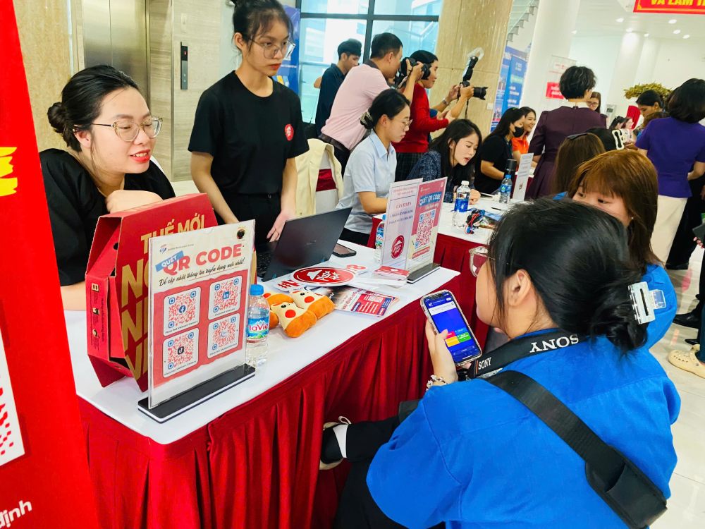 With little experience and skills, young workers are still confident in finding job opportunities and entering the labor market early. Photo: Quynh Chi