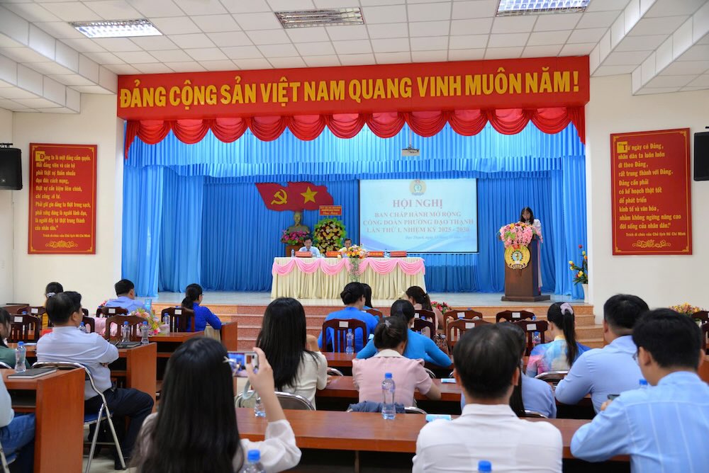 Quanh canh Hoi nghi Ban Chap hanh mo rong Cong doan phuong Dao Thanh, tinh Dong Thap nhiem ky 2025–2030. Anh: Luu Hung. 
