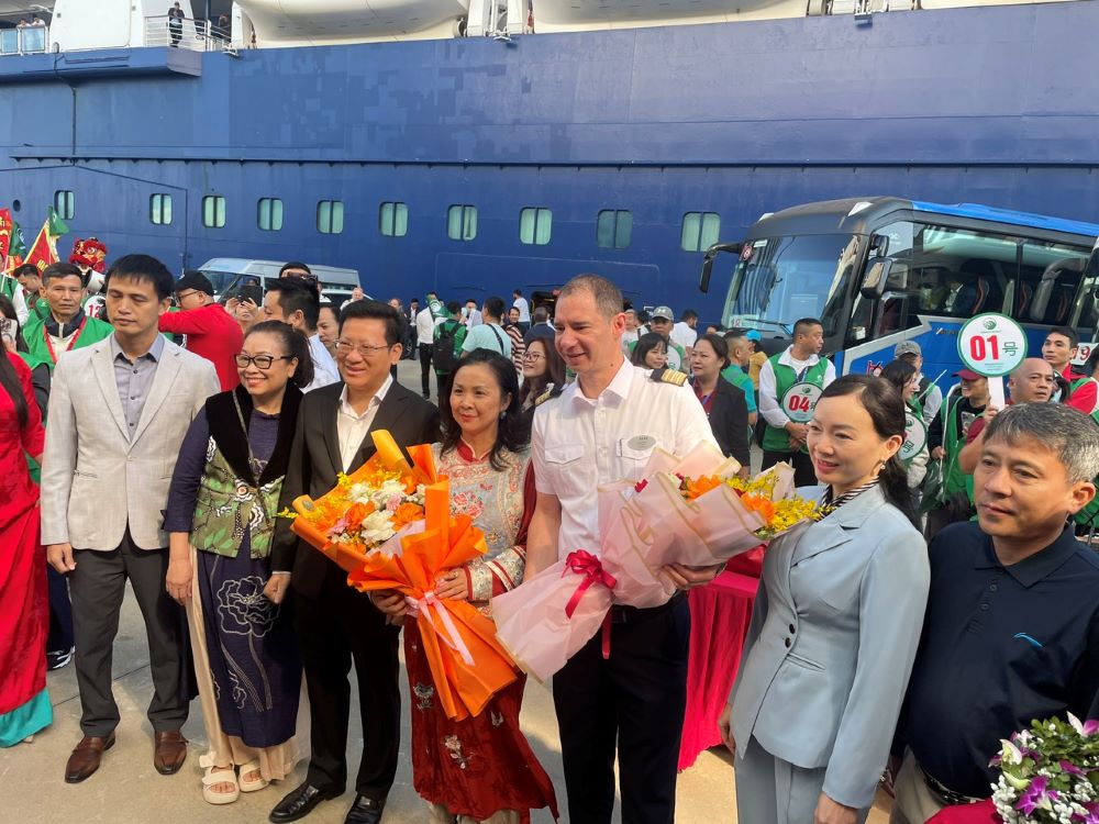 Leaders of the Department of Culture, Sports and Tourism of Quang Ninh province presented flowers to tourists on the Bai Hai cruise ship at Ha Long International Passenger Port. Photo: Minh Ky
