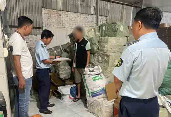 El Equipo de Gestion del Mercado No. 13 ha detenido temporalmente todos los productos infractores. Foto: Subdireccion de Gestion del Mercado de la ciudad de Ho Chi Minh