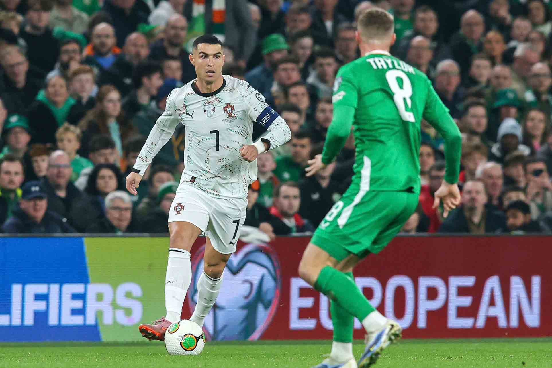 Ronaldo co tran dau tham hoa truoc Ireland tren san khach tai vong loai World Cup 2026 khu vuc chau Au. Anh: AFP
