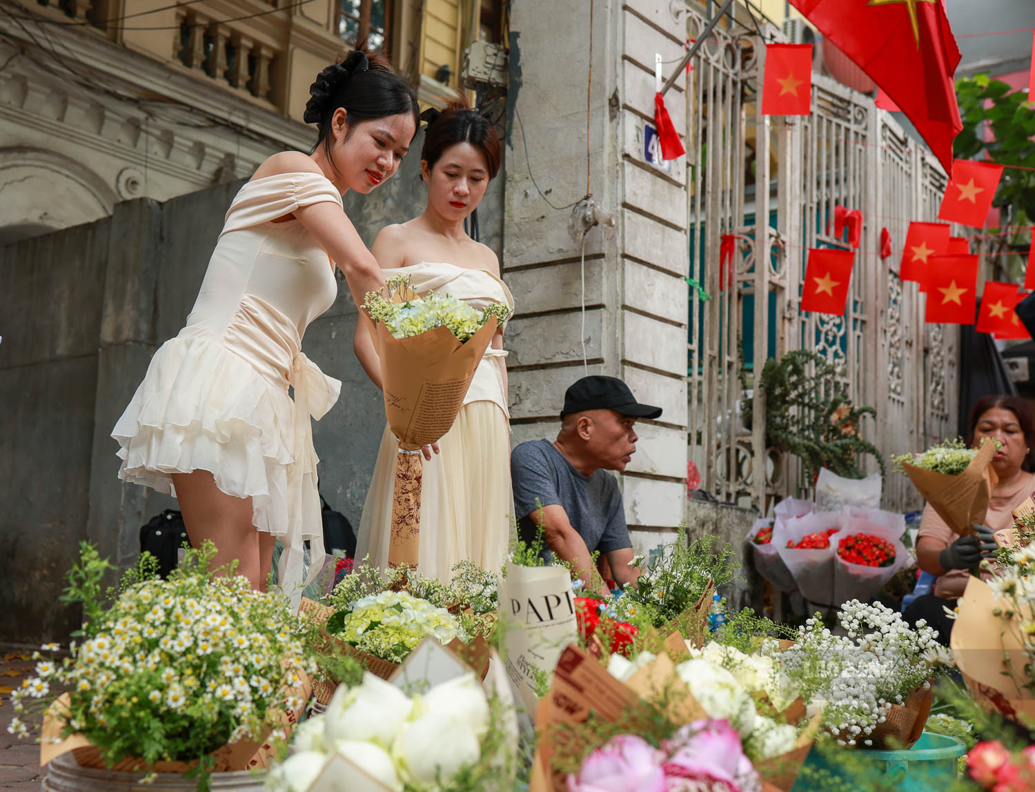 E aqui, o outono parece ser a sinfonia mais bela e completa. As coloridas bancas de flores nas esquinas, iluminadas pelos girassóis amarelos brilhantes que refletem os primeiros raios do dia. Em contraste com o amarelo vibrante dos girassóis, o roxo de Salem, o branco puro das margaridas, é como uma sinfonia que suaviza as esquinas ásperas das calçadas, escurecidas pelo tempo.