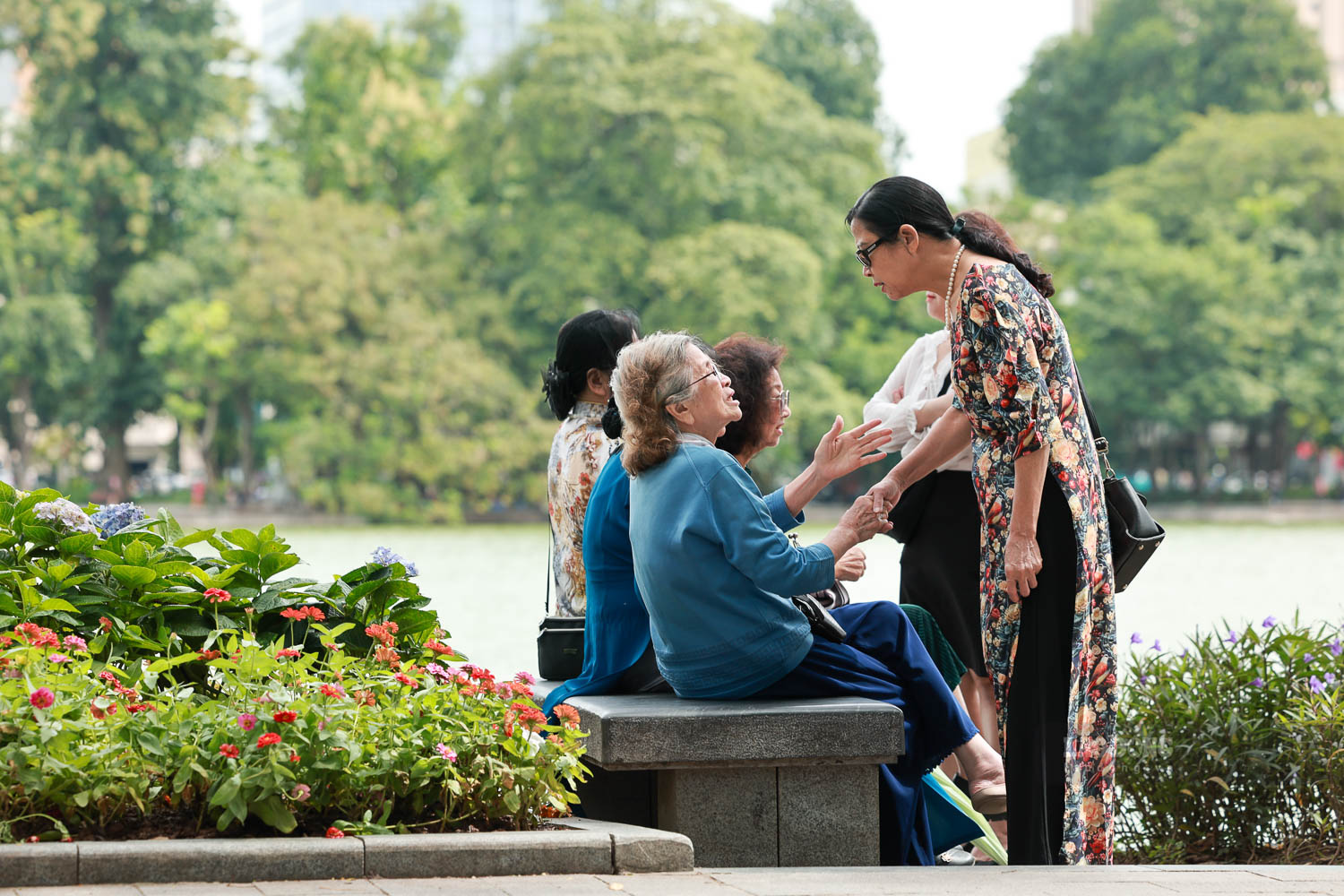 Não apenas flores, folhas ou vento, o outono de Hanói também se manifesta em coisas simples. Os gritos dos vendedores ambulantes, o aroma do lótus de final de temporada em cada barraca, uma xícara de chá quente em uma pequena loja com vista para o lago. Cada esquina, cada rua se torna familiar, evocando memórias mesmo à distância. A cadeira à beira do Lago Hoan Kiem é como uma testemunha silenciosa, registrando a história infinita daqueles cuja juventude já se foi.
