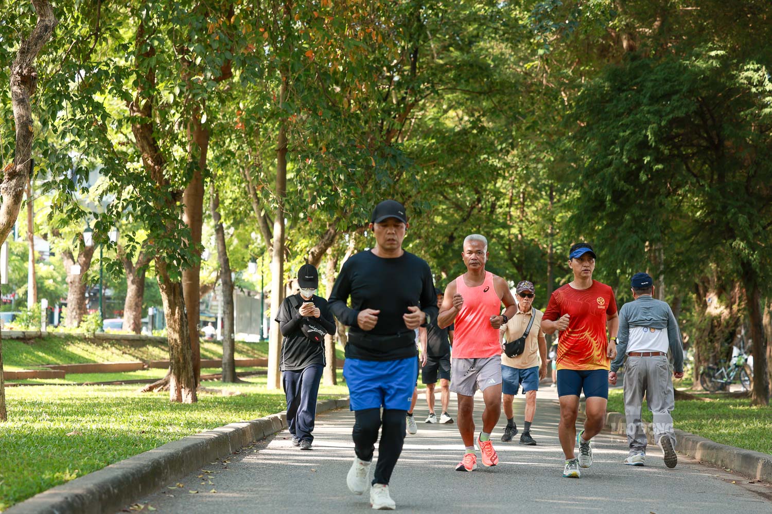 Deixando temporariamente a rua outonal de Phan Dinh Phung, caminhamos até outro espaço verde de Hanói – os parques verdes – um amplo espaço aberto que funciona como um espelho, refletindo a vida dos habitantes da cidade. A qualquer hora do dia, grupos de pessoas de todas as idades correm ao redor do lago do Parque Thong Nhat, um dos maiores parques verdes de Hanói.