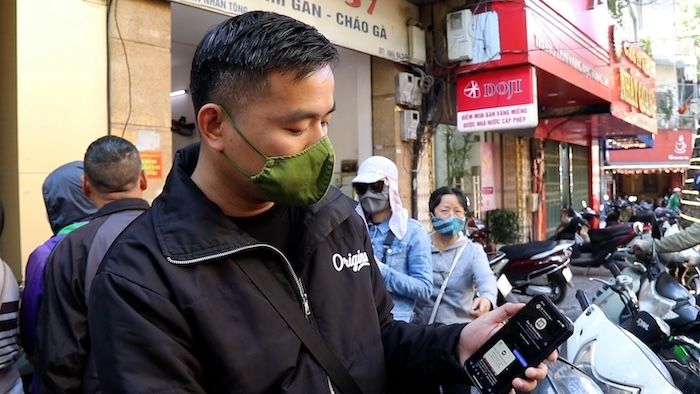 Gold prices are hot every hour, Hanoians rush to buy and warn of online scams.