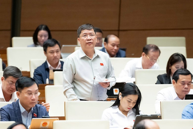 National Assembly delegate Ta Van Ha said that the construction permit must be abolished, not construction management. Photo: Quochoi.vn