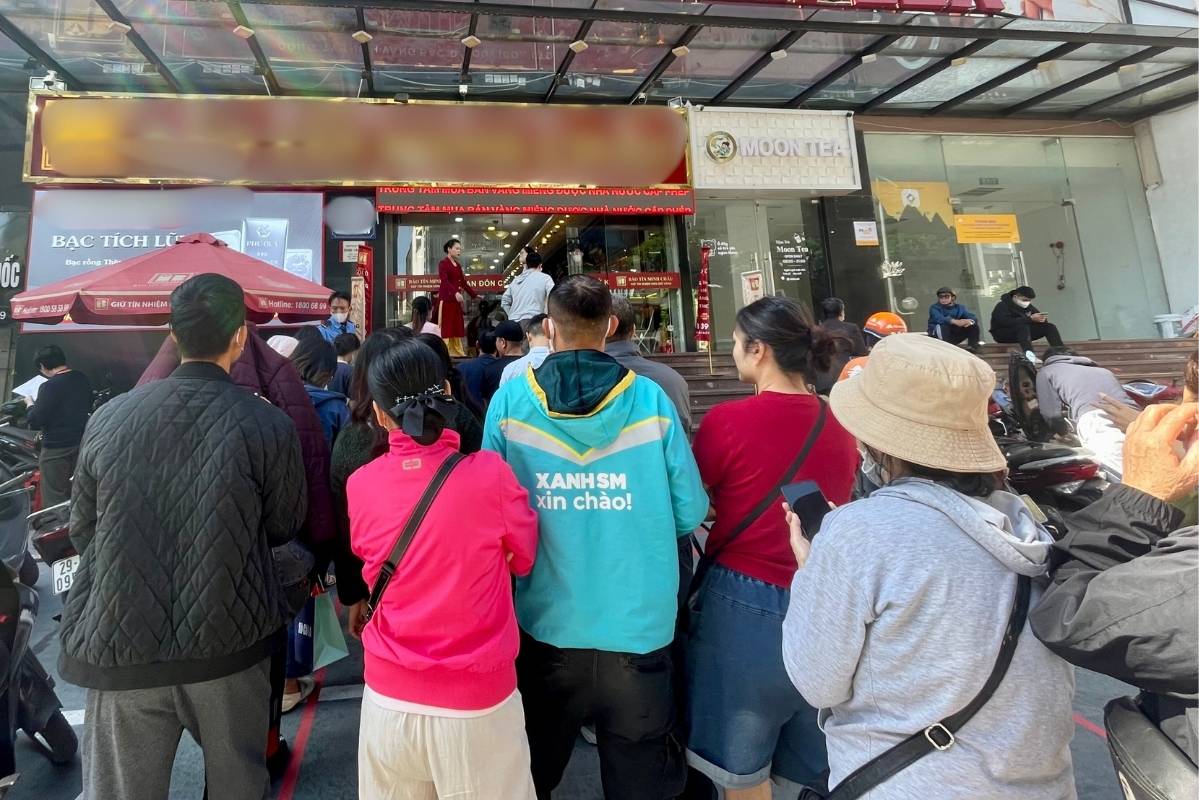 Apres les 8 premieres transactions les habitants continuent de se precipiter et de faire la queue pour's'offrir' de l'or. Photo : Ha Linh