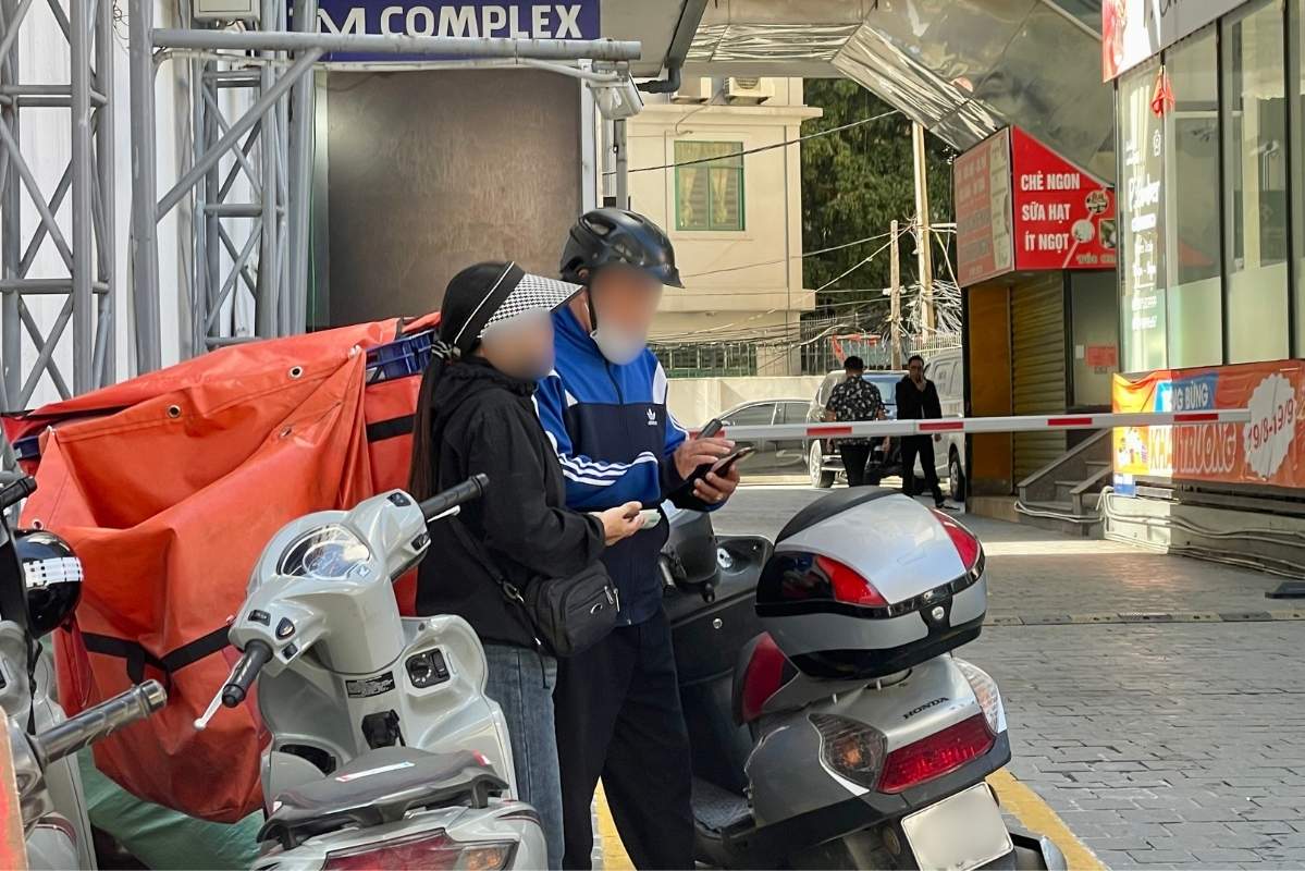 “Co” giao dich cho san truoc cua hang, san sang thu mua gia cao. Anh: Ha Linh 