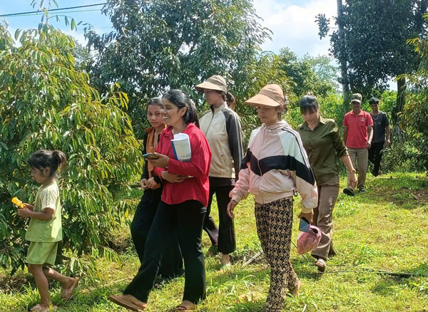 Di thuc te lop hoc sau rieng o lang J'Ruang, xa Ia Phi. Anh: Mai Hoa 