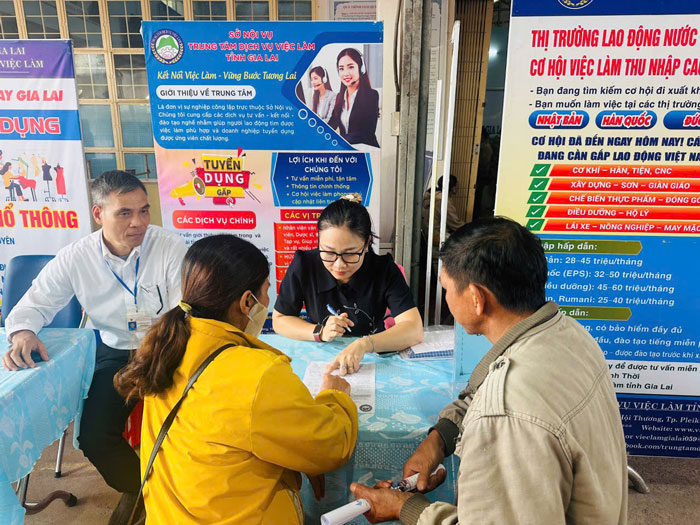 Nguoi lao dong tham gia hoi cho viec lam de tim kiem cong viec phu hop. Anh: Mai Hoa 