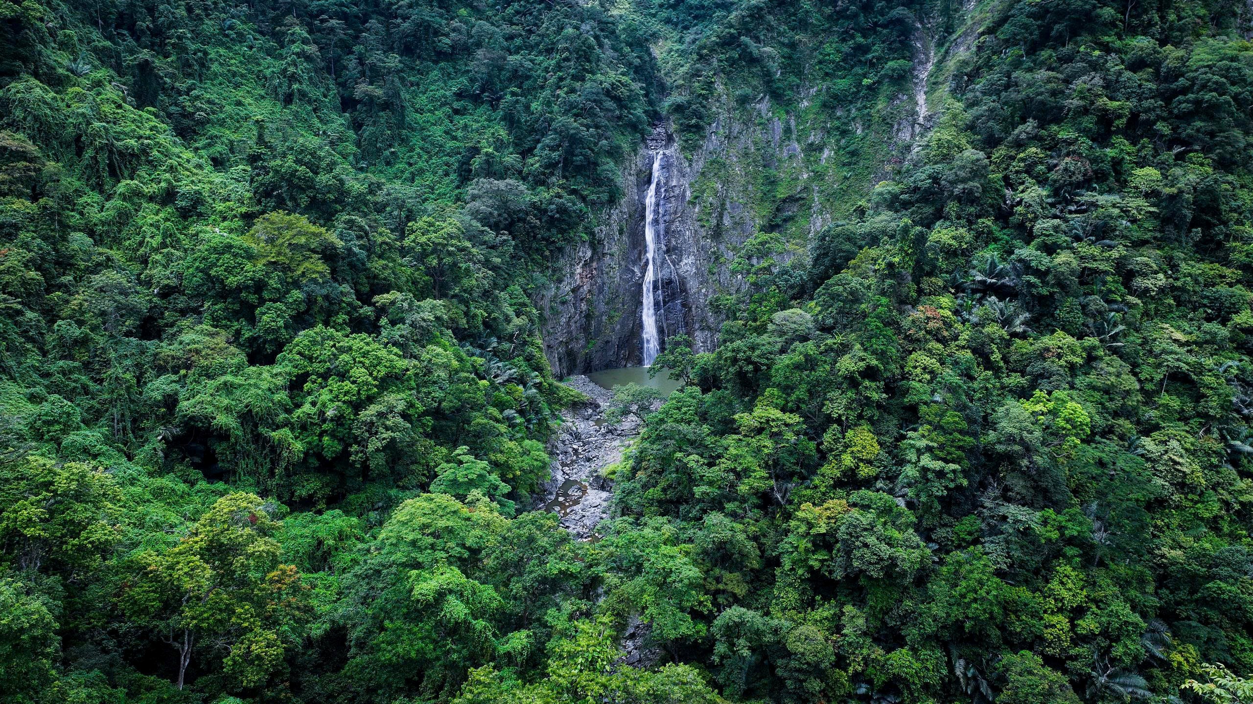 Khu vuc thac Hung Ngan truoc day thuoc lang Kon Pling xa Hieu, ngay nay la thon Kon Pling, xa Kon Plong cua tinh Quang Ngai. Tu trung tam xa Hieu cu di 20km la toi chan thac, gan thuy dien Dak Re.