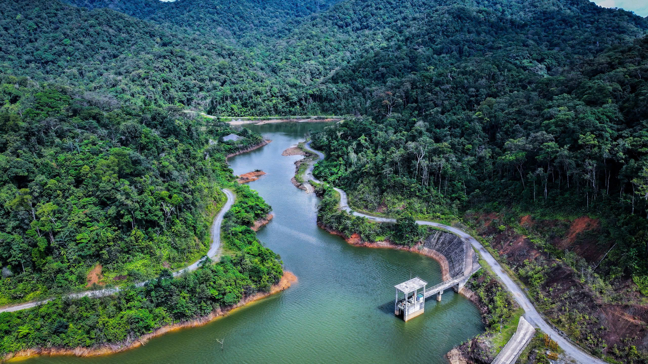 Ve dep yen binh va xanh muot cua nui rung bao quanh khu vuc thuy dien Dak Re o khu bao ton Kon Chu Rang, tinh Quang Ngai.