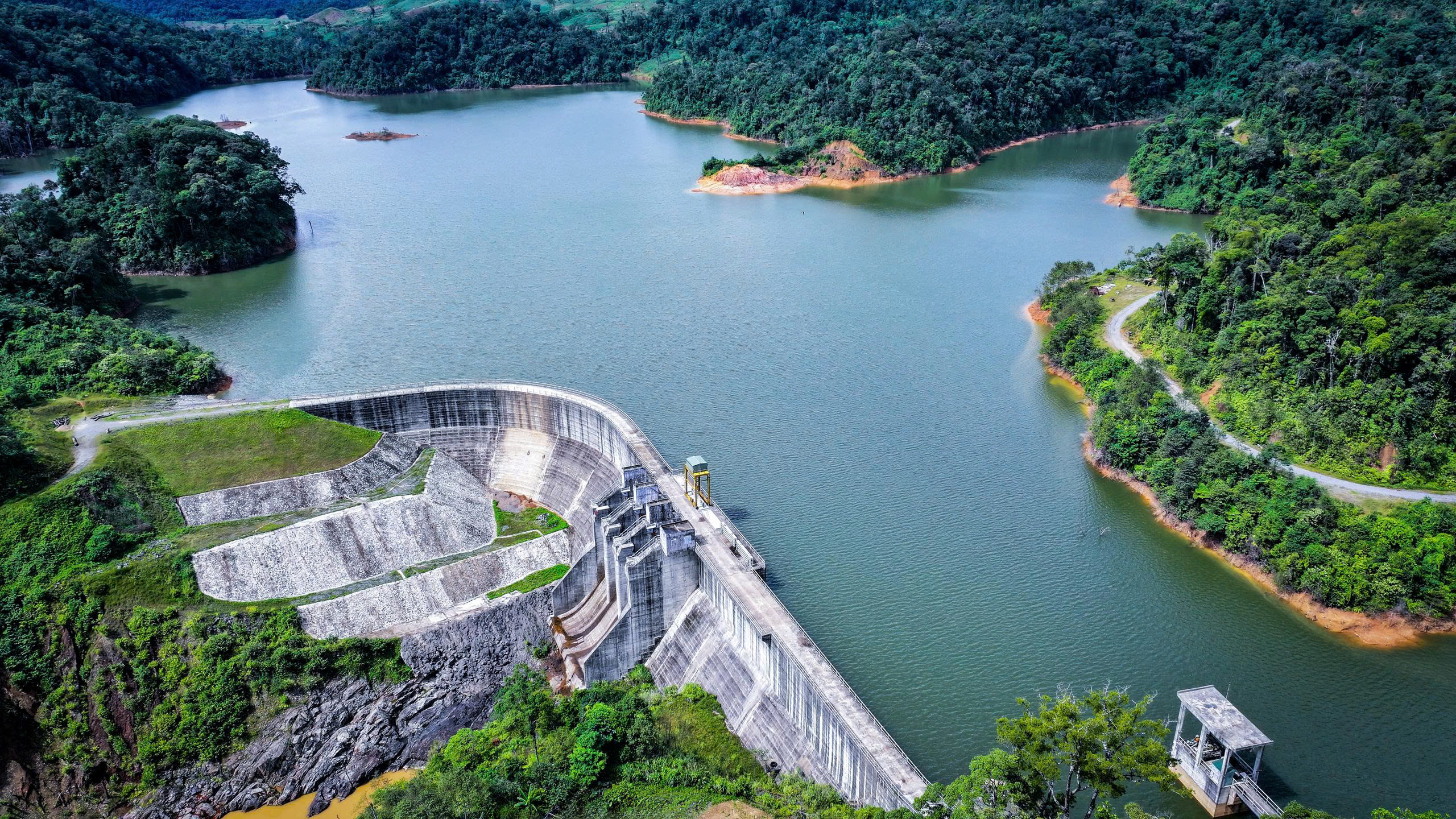 Tren duong trekking vao rung sau tim thac Hung Ngan, du khach co the dung chan o khu vuc ho chua nuoc cua Thuy dien Dak Re.