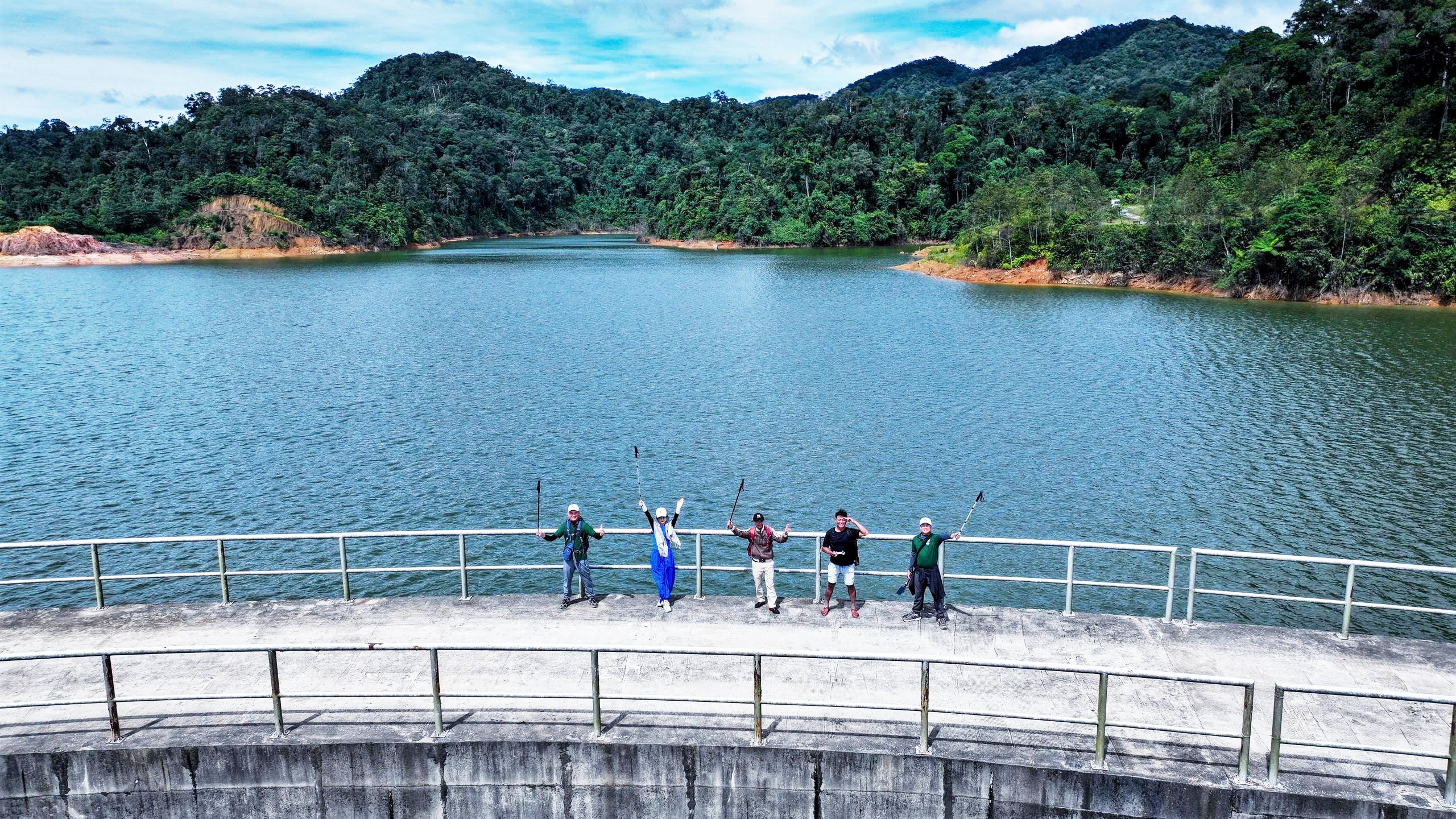 Thuy dien Dak Re nam sau trong dia phan khu bao ton Kon Chu Rang, noi chan dong nuoc cua song Dak Re, thuong nguon cua song Re va he thong song Tra Khuc.