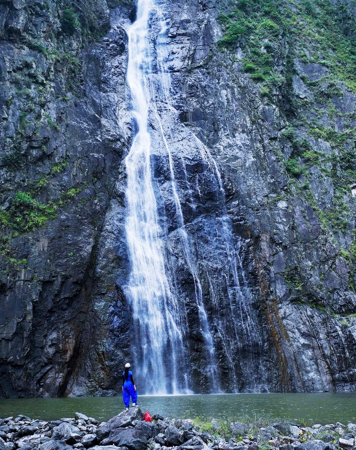 Dong thac do tu tren cao xuong tao nen khung canh hung vy lam du khach nao toi day cung phai ngo ngang.