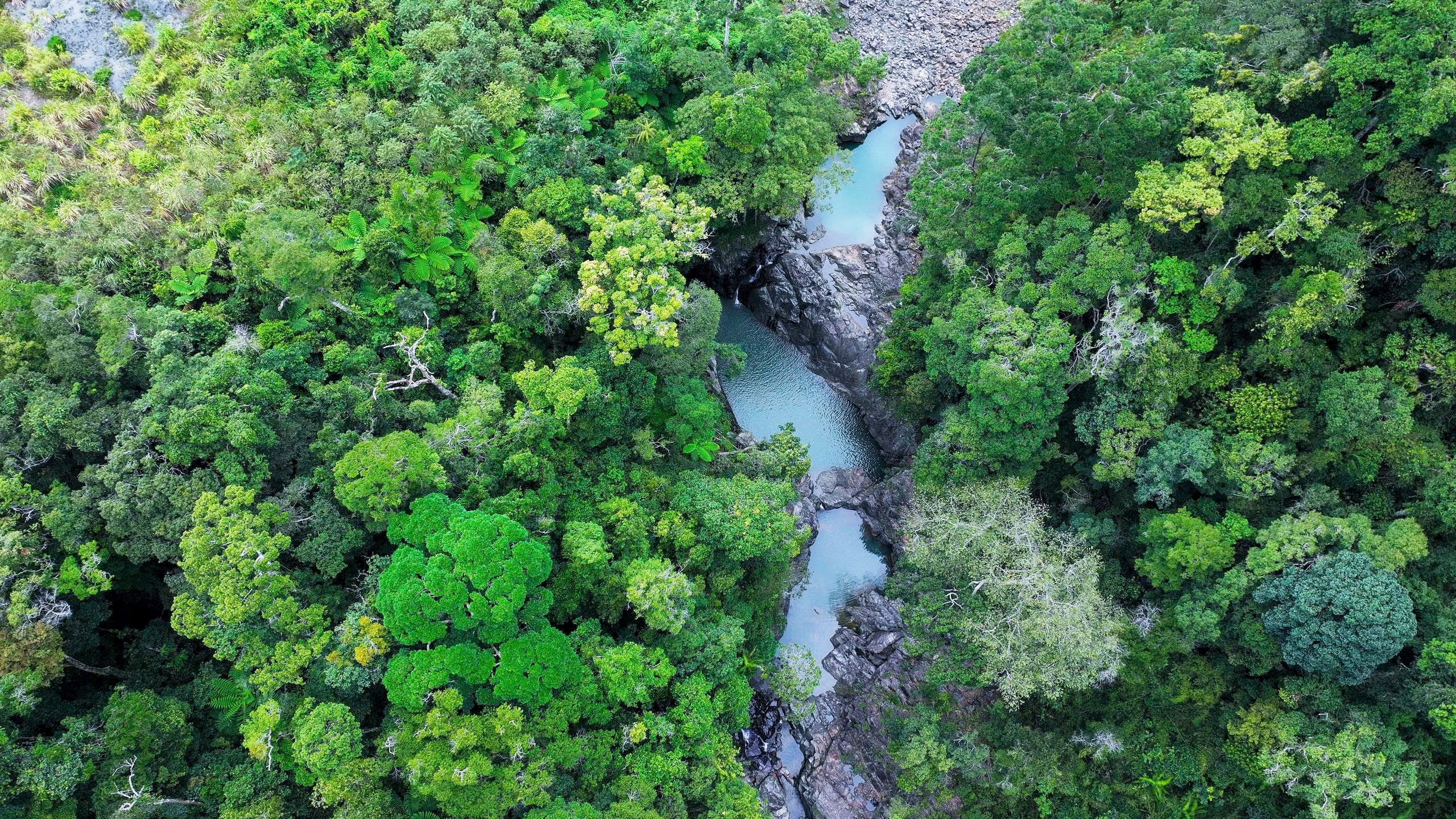 Nhung ho nuoc noi nhau lien tiep o khu vuc thac Hung Ngan.