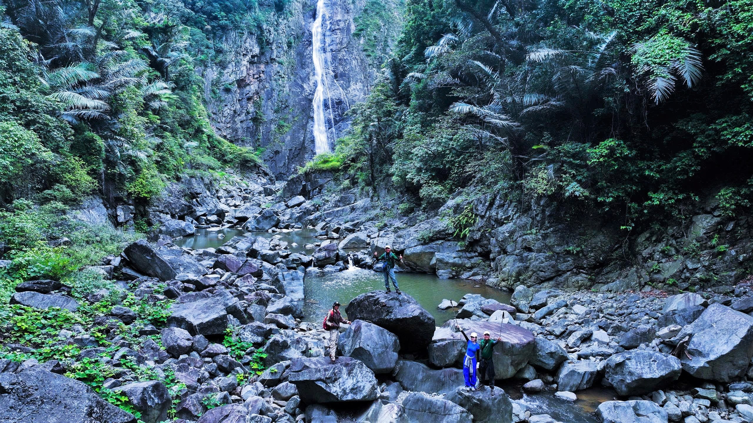 Dong nuoc lon do xuong ngay dem tao thanh ho nuoc duoi chan thac thich hop de dung chan da ngoai, nghi ngoi “doi gio” khi den voi mien nui Quang Ngai. 