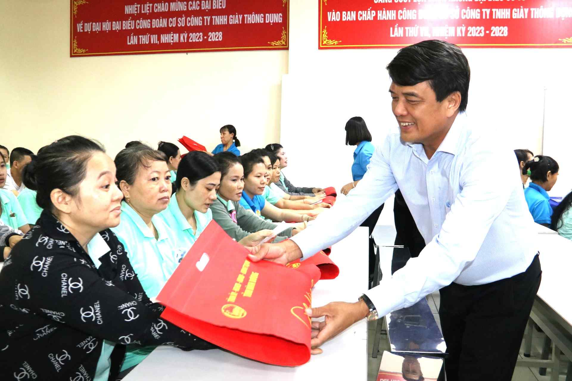 Mr. Bui Thanh Nhan - Chairman of the Ho Chi Minh City Labor Federation presented gifts to care for workers in difficulty. Photo: Dinh Trong
