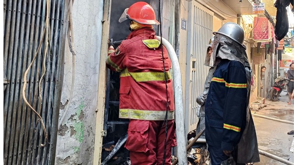 Fire Prevention and Rescue Police quickly extinguished the fire in Linh Nam. Photo: CAHN