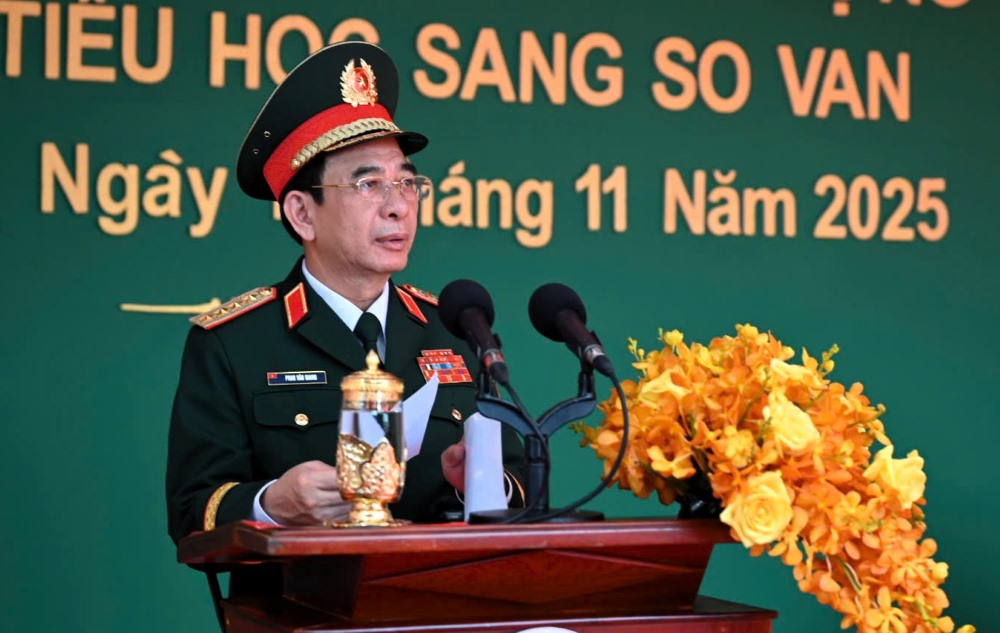 Dai tuong Phan Van Giang phat bieu tai le khoi cong.  Ảnh: Anh Tu