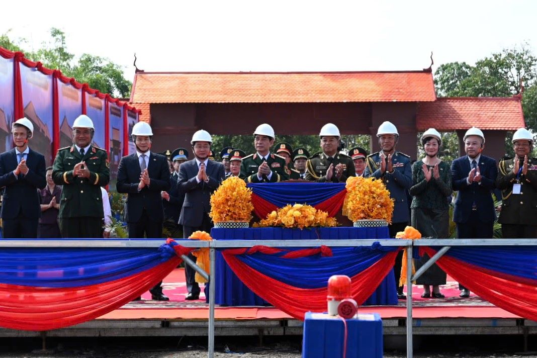 Hai Bo truong va cac dai bieu thuc hien nghi thuc khoi cong xay dung Truong Tieu hoc Sang Sovan. Ảnh: Anh Tu 