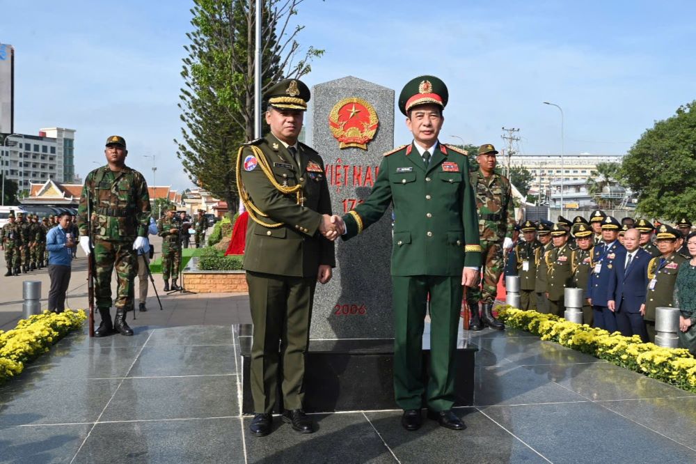    Dai tuong Phan Van Giang va Dai tuong Tea Seiha thuc hien to son cot moc tren tuyen bien gioi Viet Nam – Campuchia. Ảnh: Anh Tu