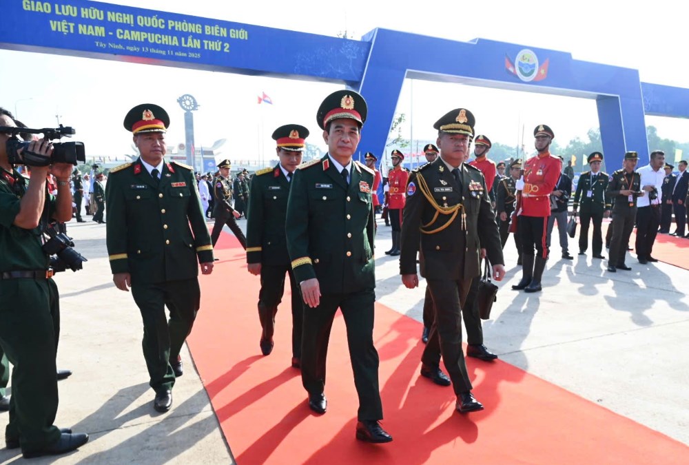 Lanh dao Bo Quoc phong hai nuoc du chuong trinh giao luu huu nghi quoc phong bien gioi tai tinh Svay Rieng. Ảnh: Anh Tu