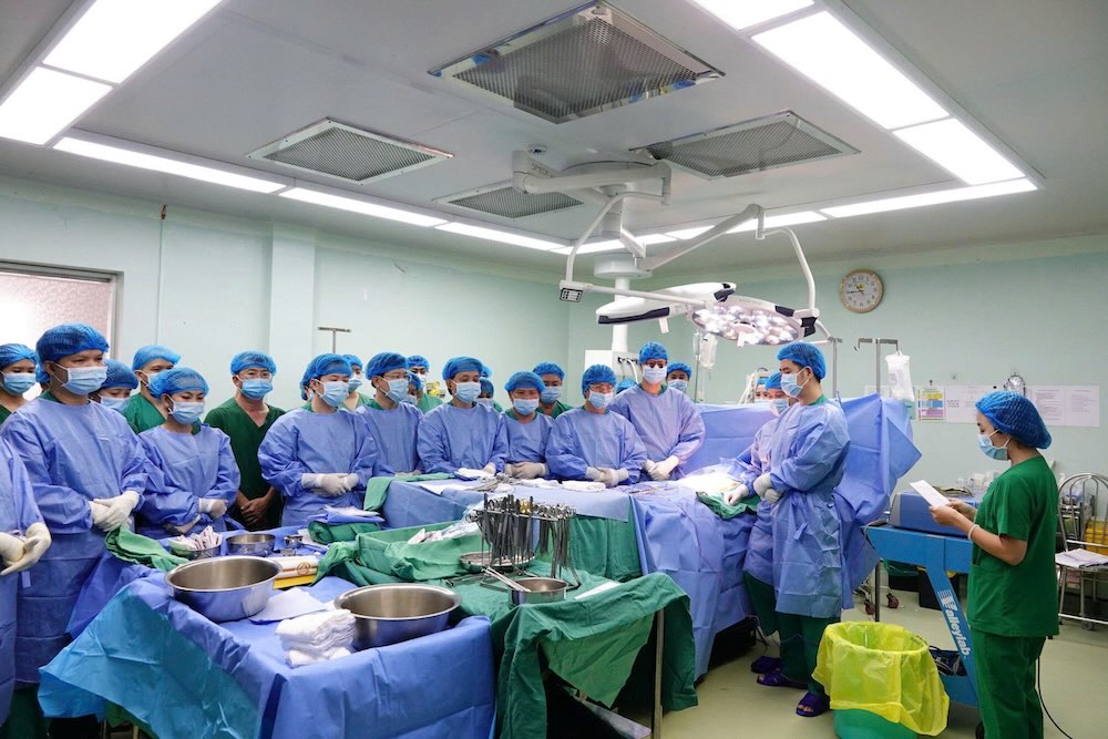 Phut mac niem cua tap the cac y bac si tri an nguoi hien truoc khi phau thuat