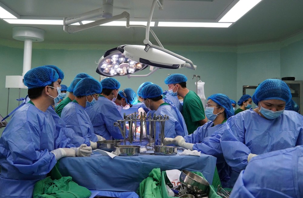 Hon 40 nhan vien y te nhieu benh vien tham gia phau thuat lay tang tu nguoi hien chet nao. Anh: Benh vien Da khoa Trung uong Can Tho cung cap. 