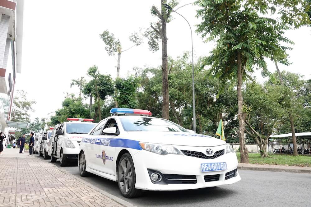 Xe cuu thuong benh vien voi su ho tro dan duong cua canh sat giao thong dua cac tang ra san bay quoc te Can Tho. Anh: 