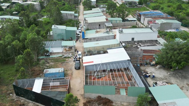 A partir del 20 de noviembre de 2525 el Departamento de Construccion de Ciudad Ho Chi Minh es responsable de gestionar el orden de la construccion con obras de construccion evaluadas por un organismo especializado en construccion dependiente del Ministerio de Construccion en el Informe de Estudio de Viabilidad de la Inversion en Construccion (en la foto el Departamento de Construccion de Ciudad Ho Chi Minh inspecciona la situacion de las violaciones del orden de la construccion en el barrio de Phuoc Thang). Foto: Proporcionada por el Departamento de Construccion