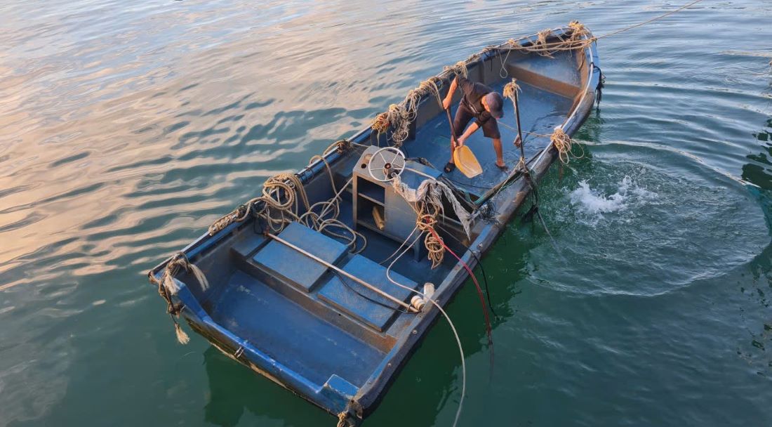 Chiec tau duoc lat lai, dua vao au tau neo dau de tim chu so huu. Anh: Bien phong Con Co