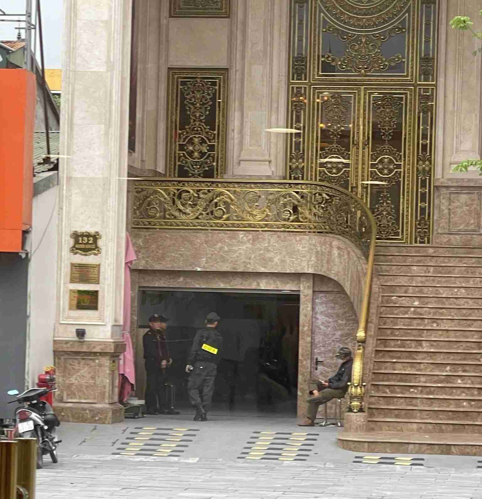 Mobile police appeared in front of the Mailisa beauty salon at 132 Nguyen Van Cu, Truong Vinh ward, Nghe An on the morning of November 13. Photo: Quang Dai