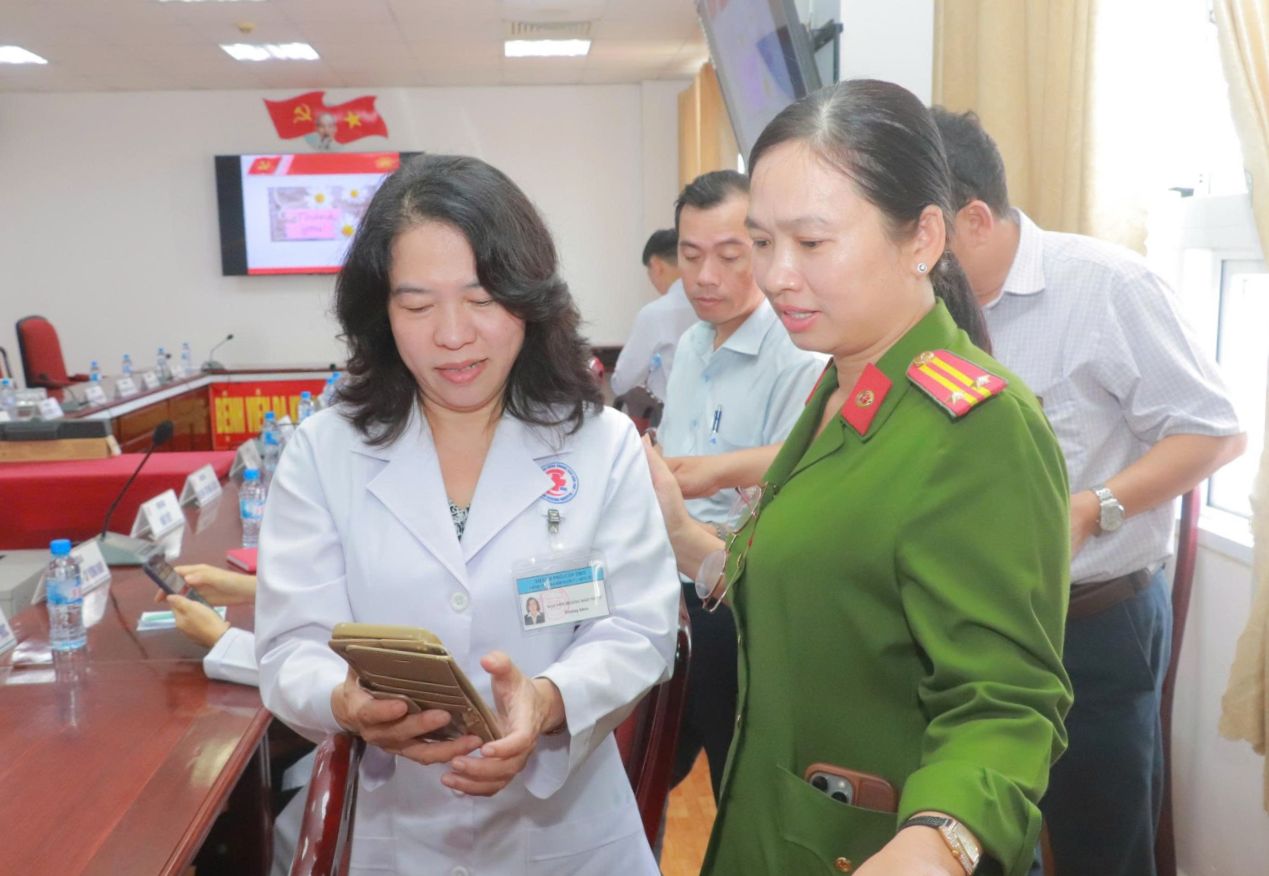 The Working Group directly guides and inspects the implementation of comments on draft documents of the 14th National Party Congress on VNeID. Photo: Can Tho City Police