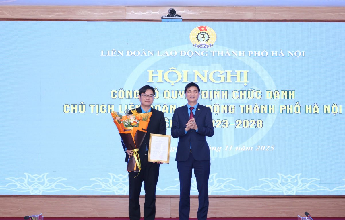 Ong Ngo Duy Hieu - Pho Chu tich Tong LDLDVN trao quyet dinh, tang hoa chuc mung ong Nguyen Van Thang. Anh: NVCC