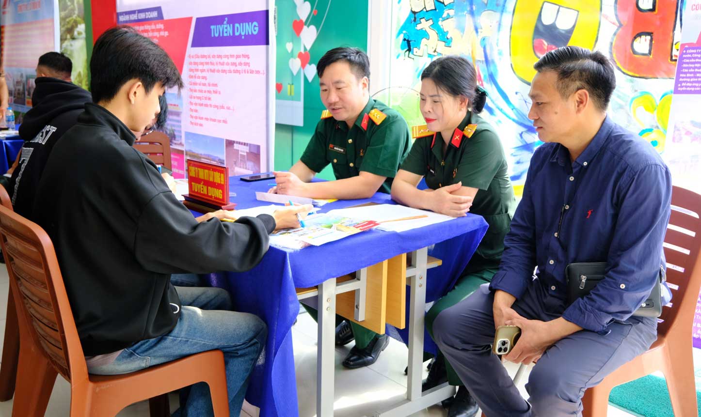 Sinh vien tim kiem co hoi viec lam tai . Anh: My Ly