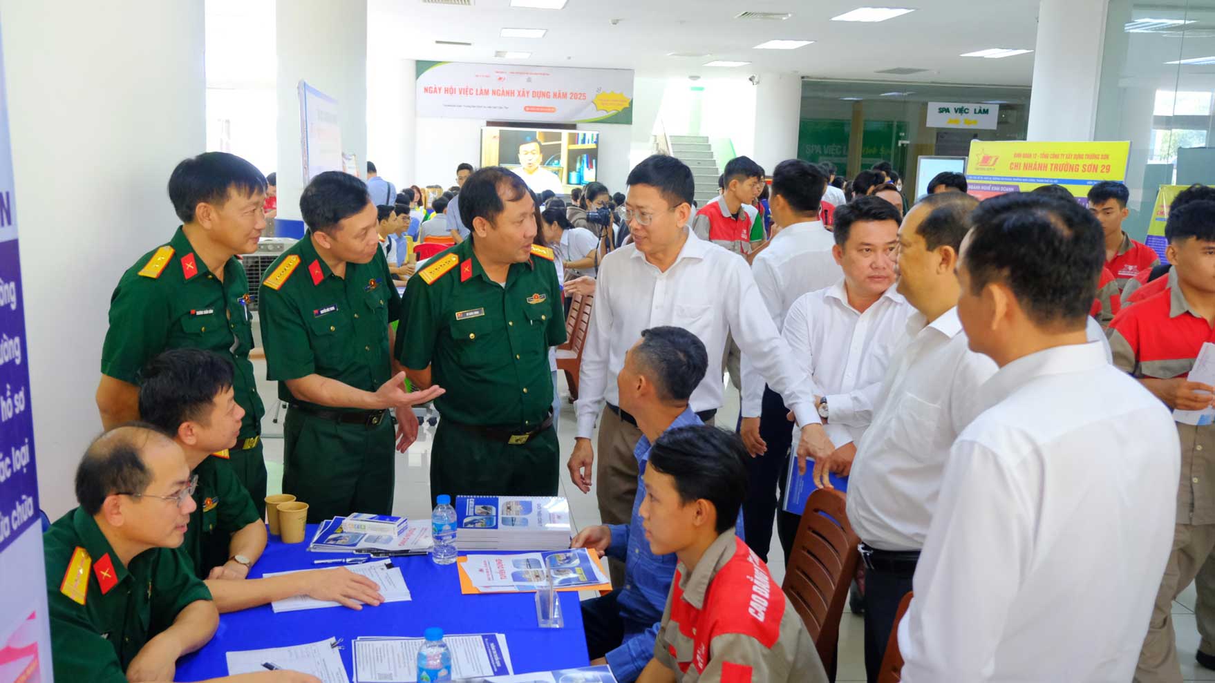 Ngay hoi thu hut . Anh: My Ly