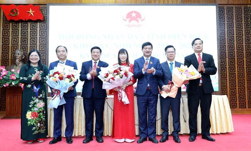 Leaders of the Provincial Party Committee, People's Council, and People's Committee of Dien Bien province presented flowers to congratulate the comrades who were elected and dismissed from their positions. Photo: Dien Bien Provincial People's Committee