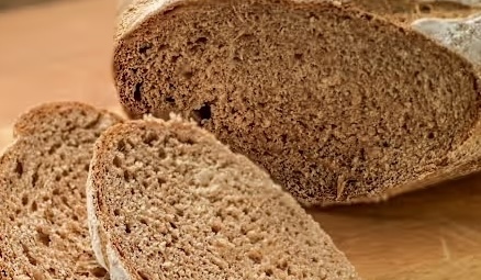 A slice of whole wheat bread for a late snack can help you sleep better. Photo: Kieu Vu